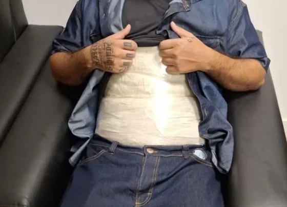 Cocaína presa em baixo de camisa de homem