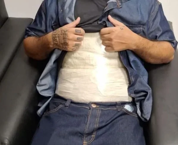 Cocaína presa em baixo de camisa de homem