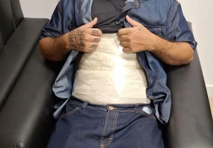 Cocaína presa em baixo de camisa de homem