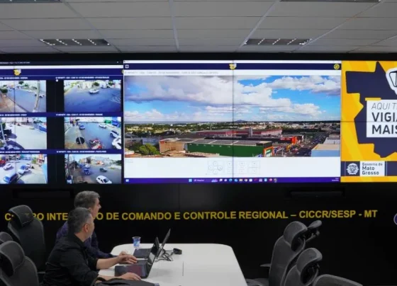Sede de vigilância do Vigia Mais MT, a imagem mostra diversas telas com câmeras de monitoramento