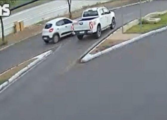 Carro capota Avenida da Prainda video reproducao