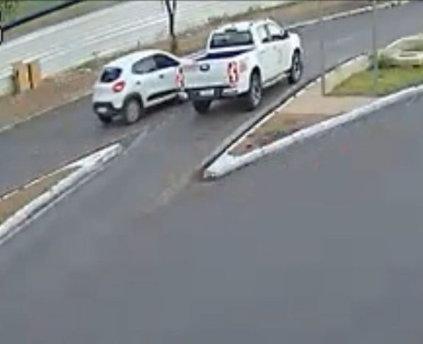 Carro capota Avenida da Prainda video reproducao