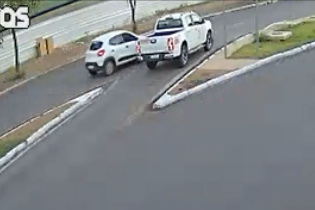 Carro capota Avenida da Prainda video reproducao