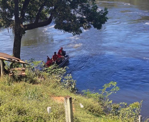 Bombeiros fazem buscas por motorista e possíveis passageiros do carro que caiu no Rio das Mortes. - Foto: CBM-MT