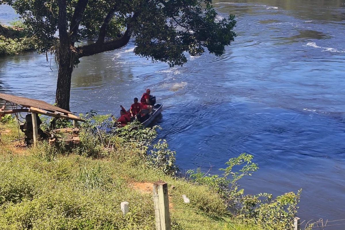 Bombeiros fazem buscas por motorista e possíveis passageiros do carro que caiu no Rio das Mortes. - Foto: CBM-MT
