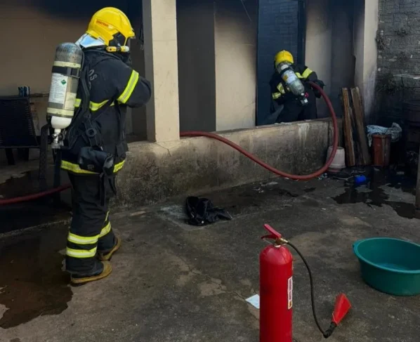 Bombeiros combatem incêndios em residências de Confresa e Cáceres
