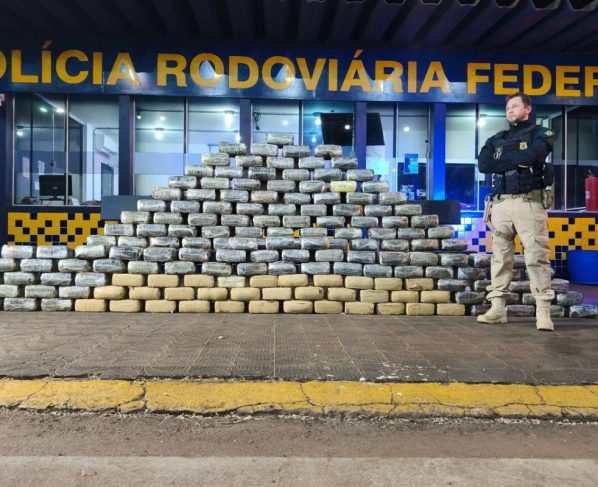 Carregamento de skunk foi encontrado com ajuda de cão farejador da polícia em fundo falso de caminhão. - Foto: Wanderson Dantas