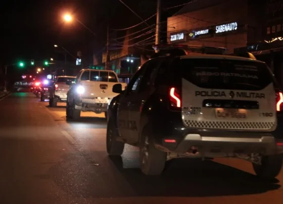 Viatura da PM sendo guiada durante a noite