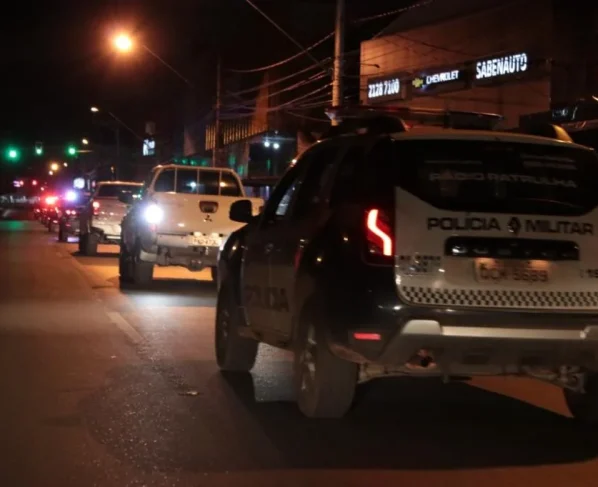 Viatura da PM sendo guiada durante a noite