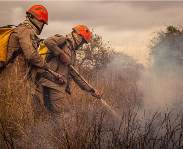 Bombeiros apagando incêndio