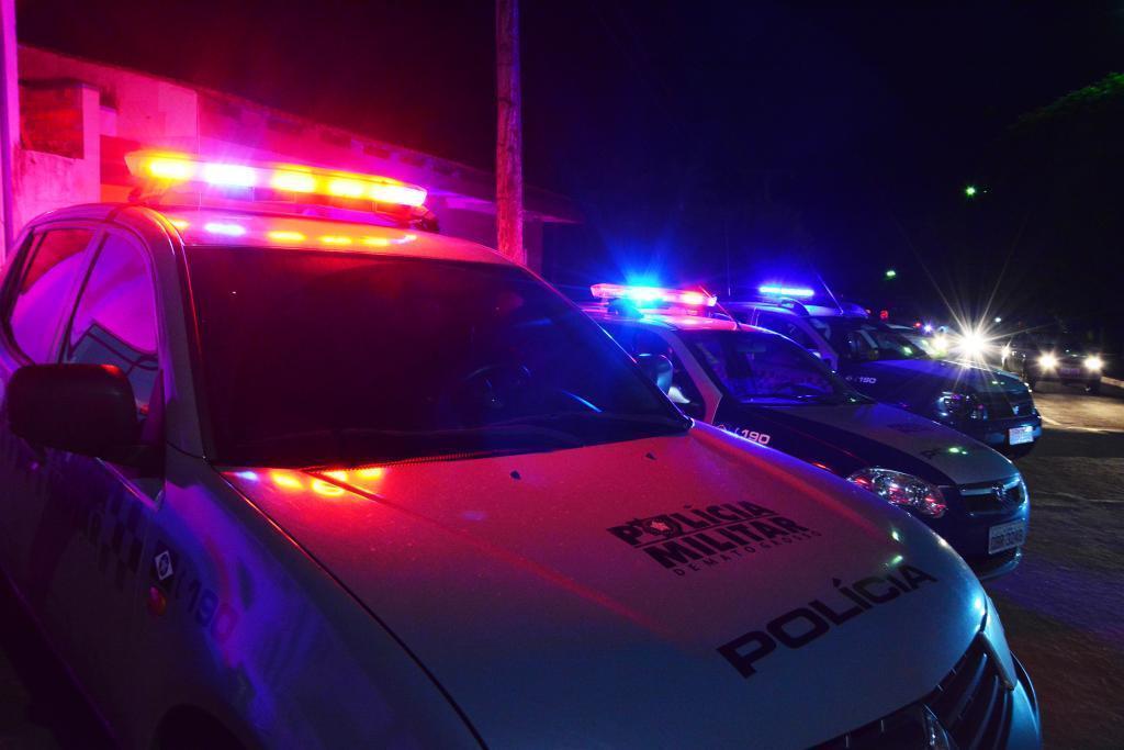 Ataque ocorreu na madrugada no Bairro Maracanã; irmão do suposto alvo foi atingido e levado à UPA. Polícia Civil investiga envolvimento de facções criminosas.