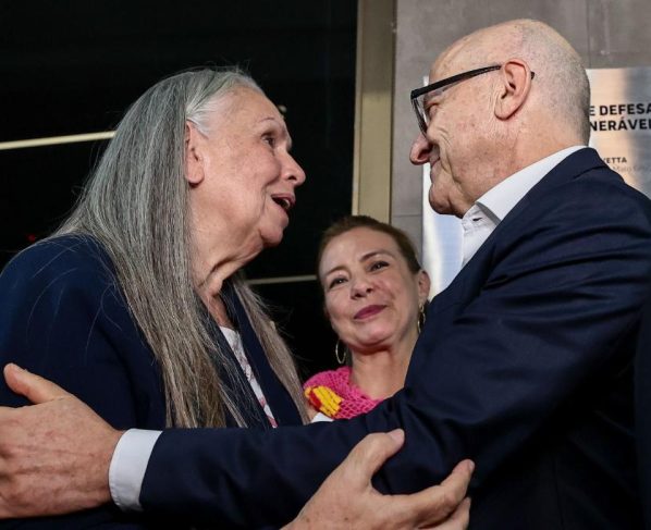 Otaviano Pivetta cumprimentando mulheres