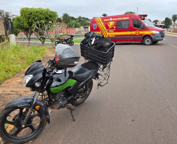 Acidente em pontilhão deixa motociclista e pedestre feridos. (Foto: Felipe Ribeiro)