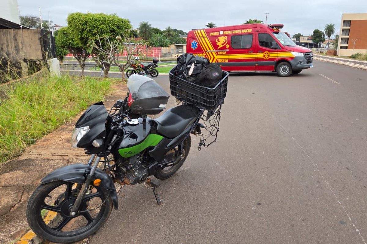Acidente em pontilhão deixa motociclista e pedestre feridos. (Foto: Felipe Ribeiro)