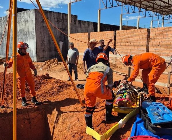 Bombeiros resgatam homem que caiu em fossa de três metros durante obra em Sinop