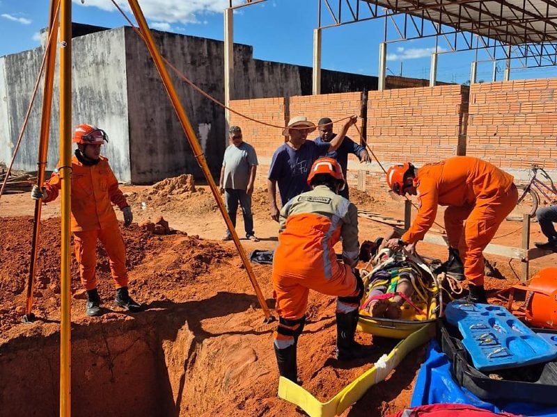 Bombeiros resgatam homem que caiu em fossa de três metros durante obra em Sinop
