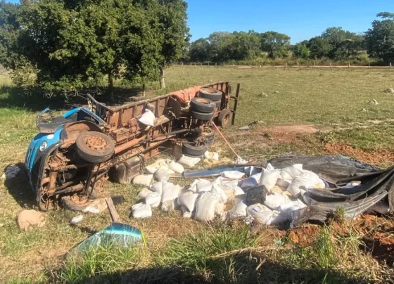 Condutor é socorrido após caminhão tombar em avenida de Cáceres