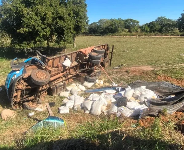 Condutor é socorrido após caminhão tombar em avenida de Cáceres