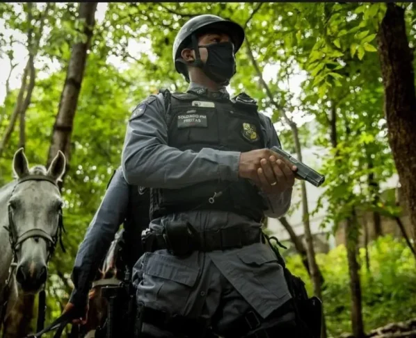 Foto de oficial da cavalaria da PM em Nova Mutum procurando suspeito