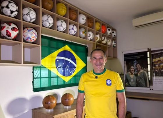 Wilson Xavier, colecionador das bolas das Copas do Mundo. (Foto: Isabelly Melo)