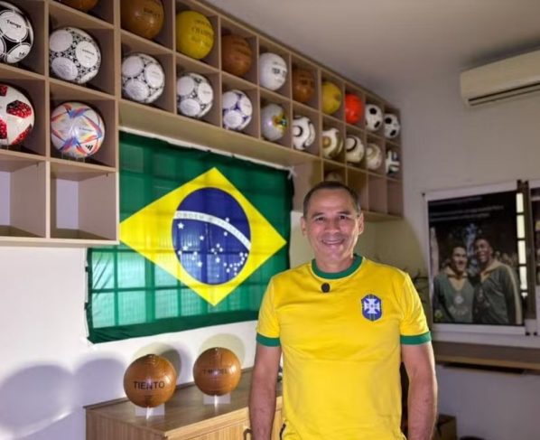 Wilson Xavier, colecionador das bolas das Copas do Mundo. (Foto: Isabelly Melo)