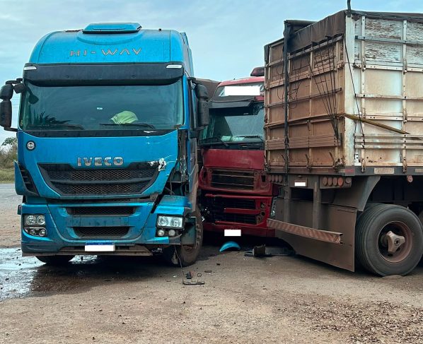 Colisão entre carretas na BR-163 deixa motorista ferido e quase atinge trabalhadores em empresa de Lucas do Rio Verde