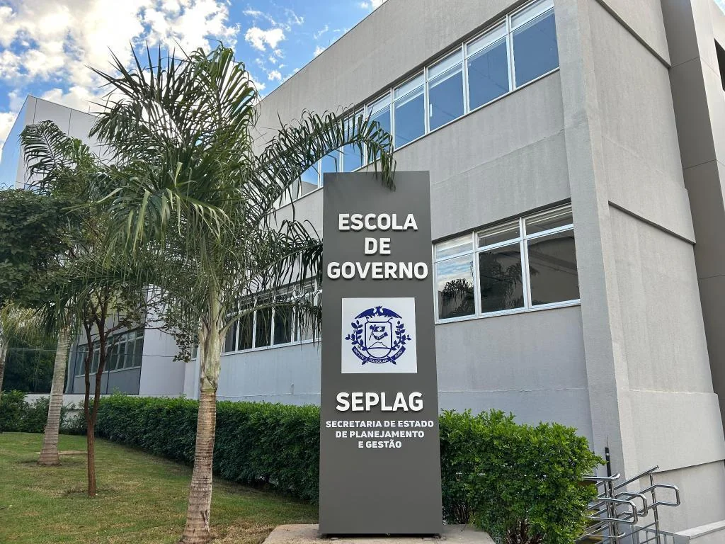 Foto da entrada da escola de governo de MT