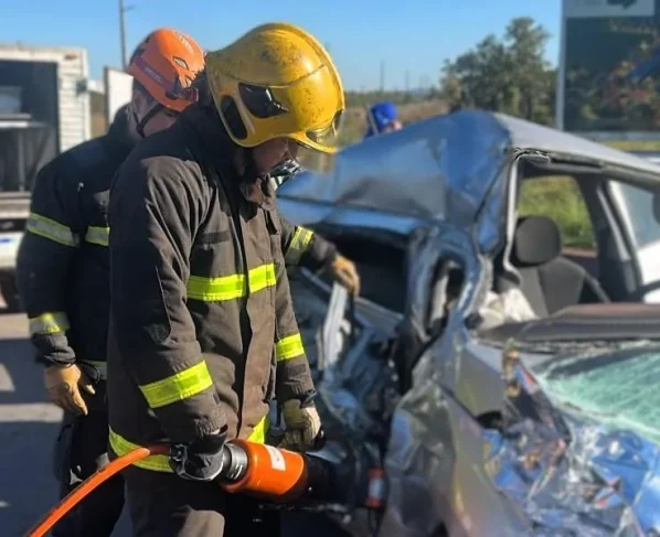 Corpo de Bombeiros resgata três vítimas presas às ferragens após acidente na MT-010