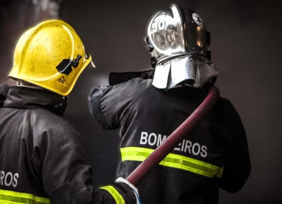 Foto de bombeiros combatendo incêndio