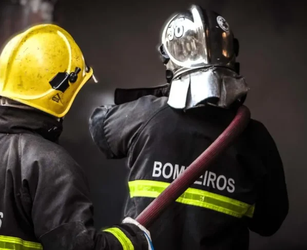 Foto de bombeiros combatendo incêndio