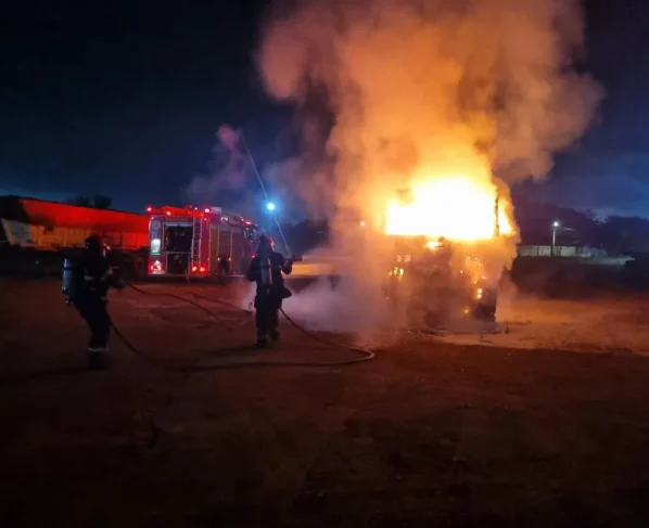 Incêndio em cavalo mecânico de carreta é controlado em Rondonópolis