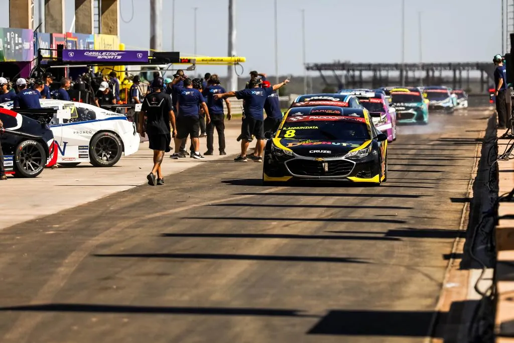 Nelsinho Piquet vence em Cuiabá na Stock Car noturna
