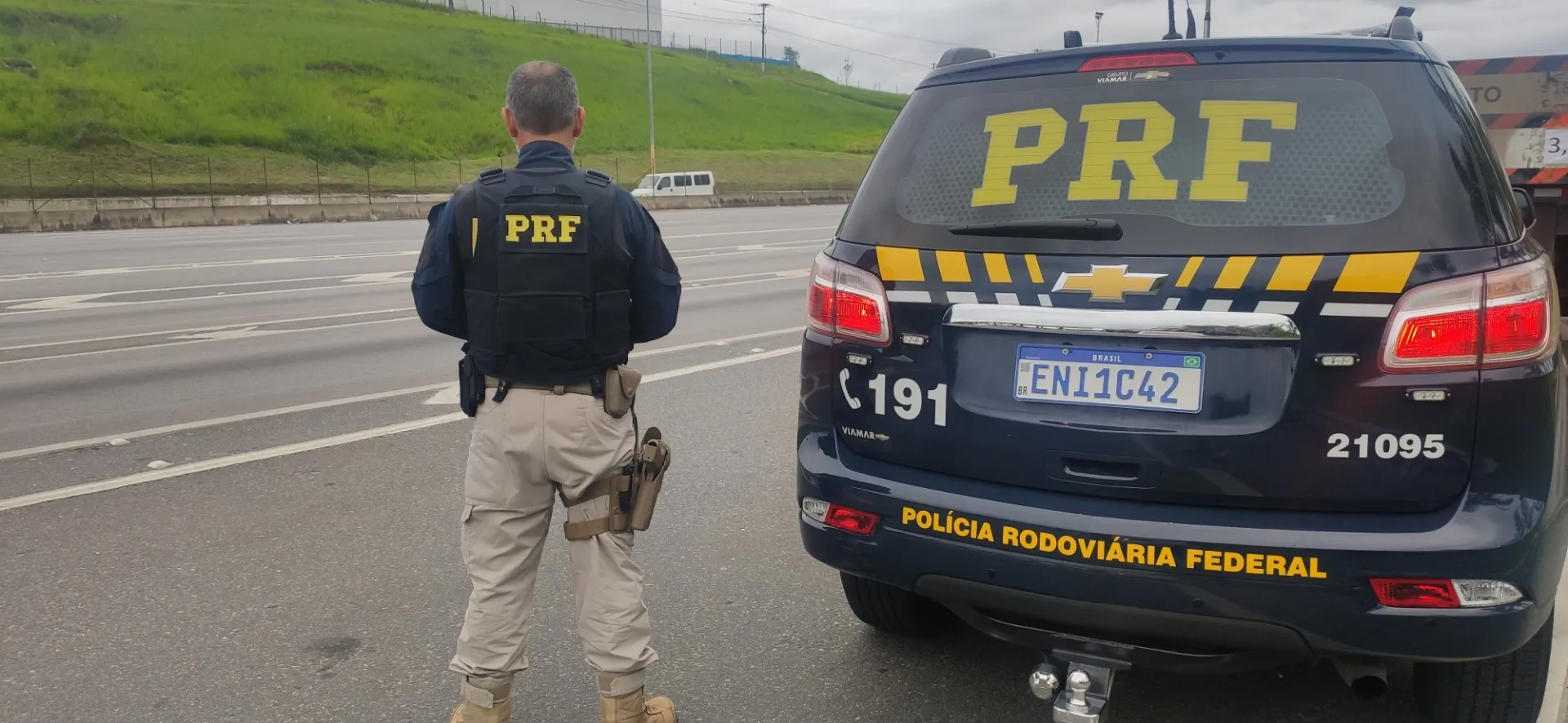 Oficial da PRF em rodovia