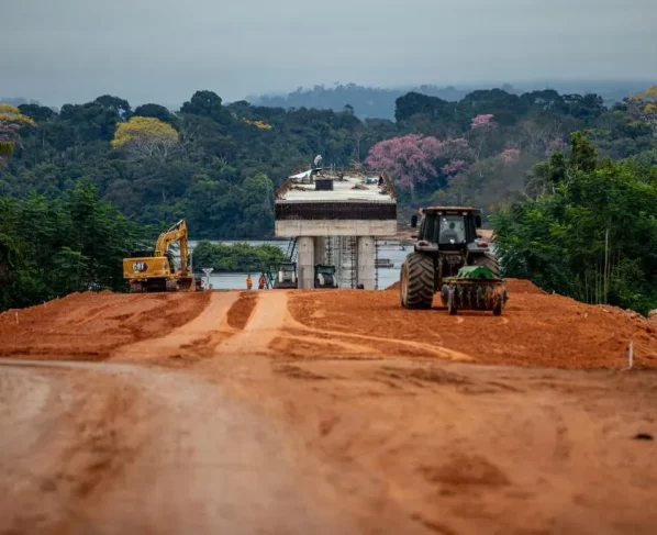 Sinfra-MT nega atrasos em pagamentos e detalha sanções contra construtora