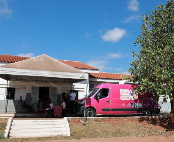 Van Rosa em Várzea Grande