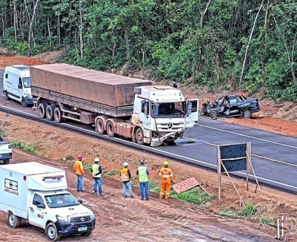 Acidente deixou duas pessoas mortas na manhã desta segunda-feira (13), na BR-163. - Foto: Nova Rota do Oeste
