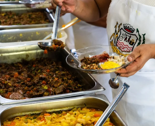 a ingestão de vegetais, frutas, verduras, feijões e nozes permanece abaixo do ideal entre crianças e adolescentes em quase todo o mundo.