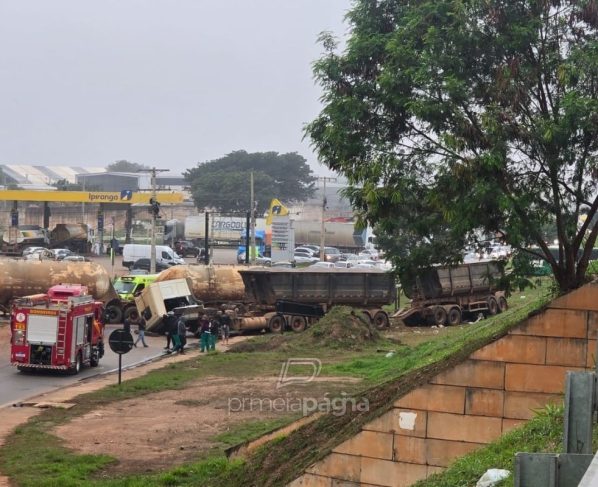 Carretas caíram de viaduto após acidente na BR-163, trecho de Cuiabá. - Foto: Kátia Krüger/TVCA