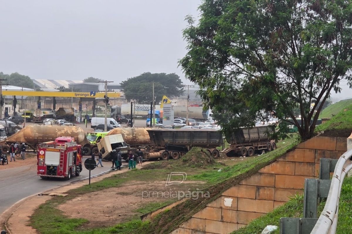 Carretas caíram de viaduto após acidente na BR-163, trecho de Cuiabá. - Foto: Kátia Krüger/TVCA