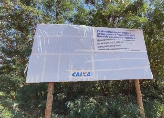 Placas de obras públicas com promoção ao governo concorrente devem ser cobertas. (Foto: Fábio Rodrigues)