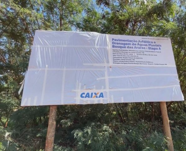 Placas de obras públicas com promoção ao governo concorrente devem ser cobertas. (Foto: Fábio Rodrigues)