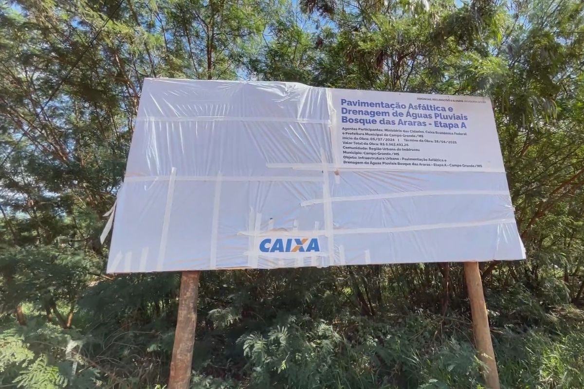 Placas de obras públicas com promoção ao governo concorrente devem ser cobertas. (Foto: Fábio Rodrigues)