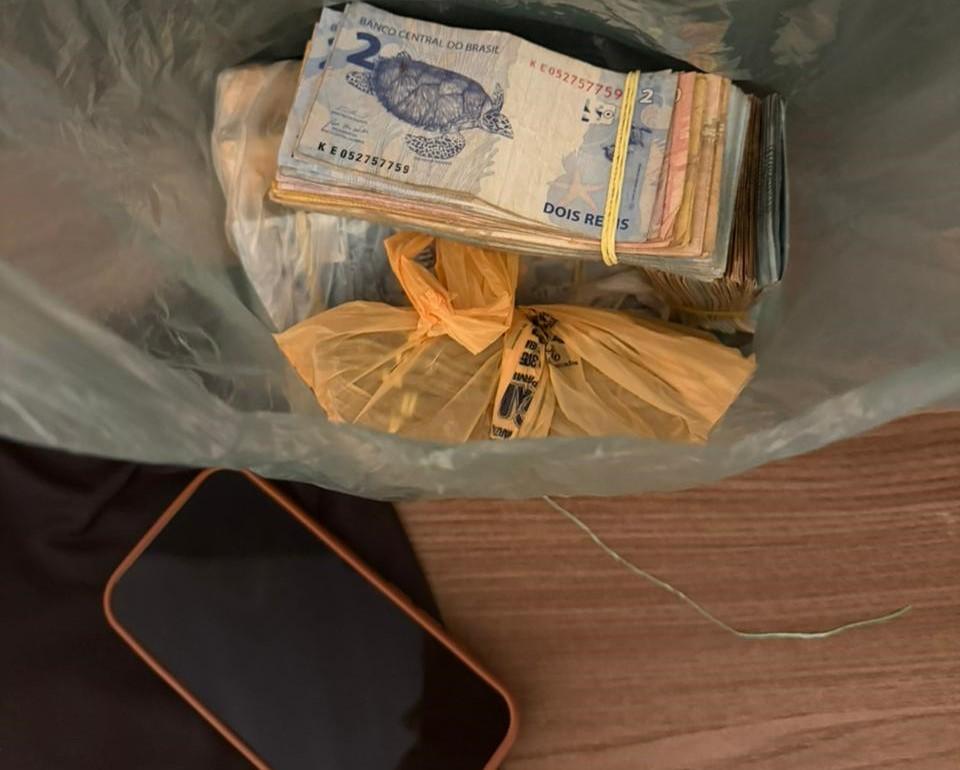 Dinheiro apreendido durante a operação BlackChannel
