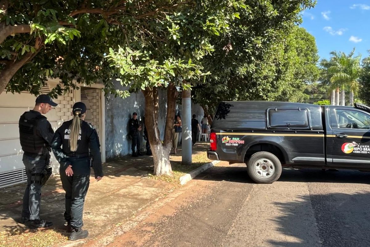 Movimentação em frente à casa