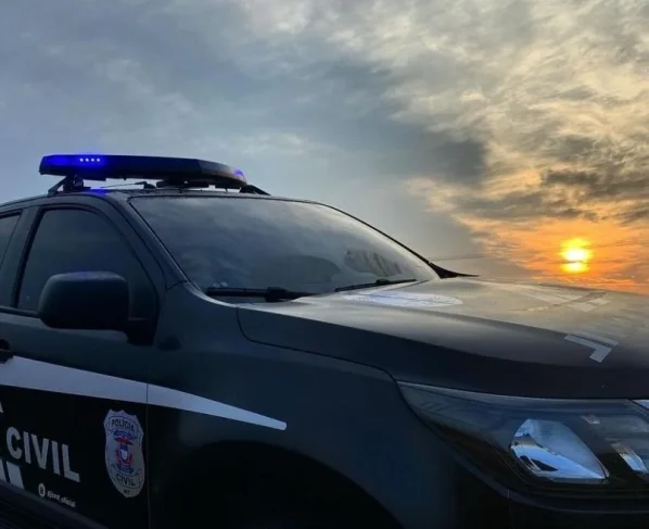 Viatura policial ao pôr do sol