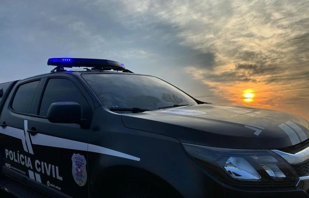 Viatura policial ao pôr do sol