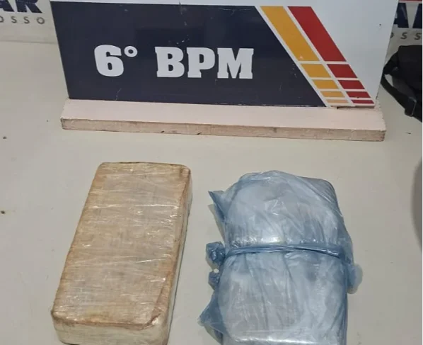 Pasta base de cocaína separada em mesa da Polícia Militar