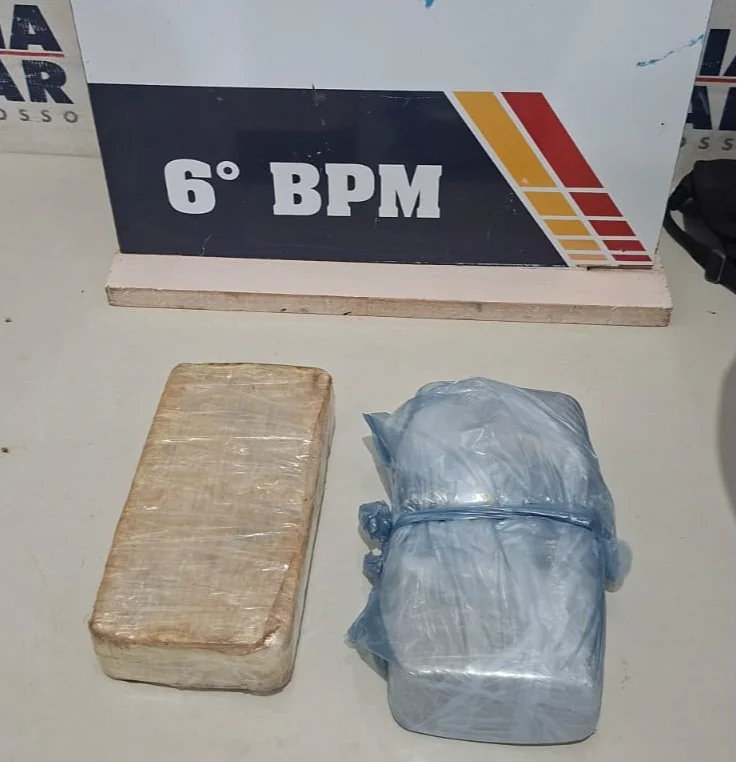 Pasta base de cocaína separada em mesa da Polícia Militar