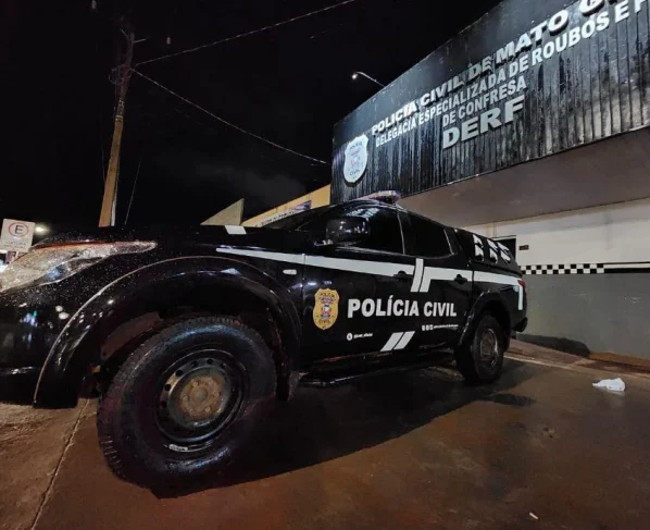 Viatura da Polícia Civil à noite