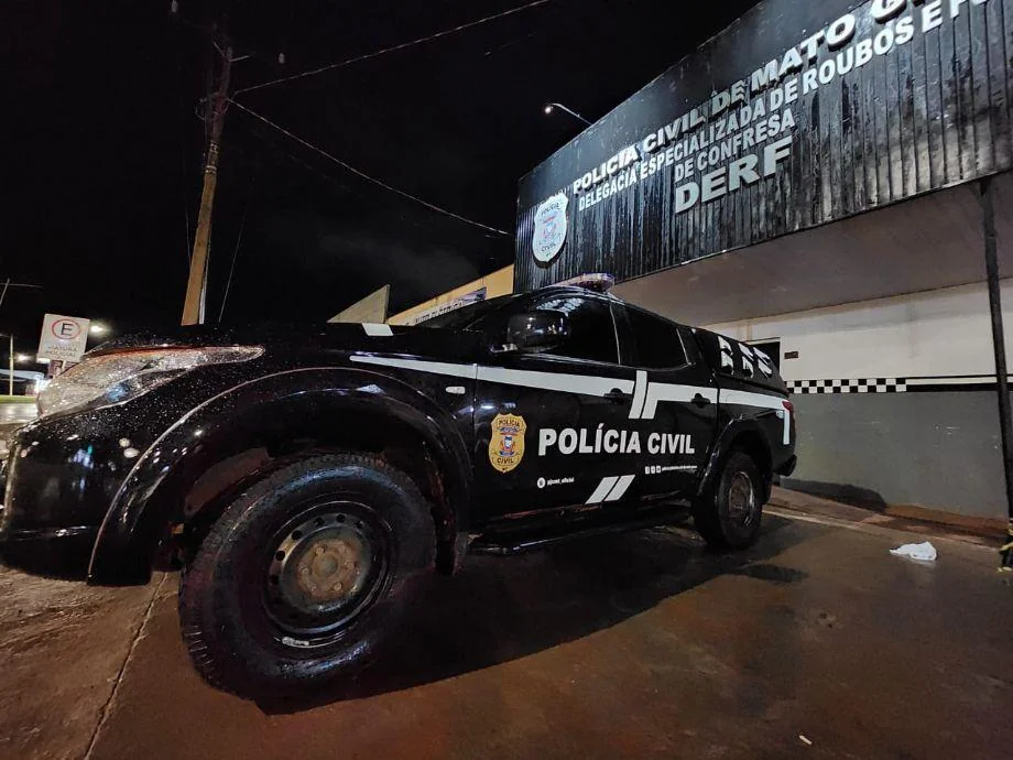 Viatura da Polícia Civil à noite